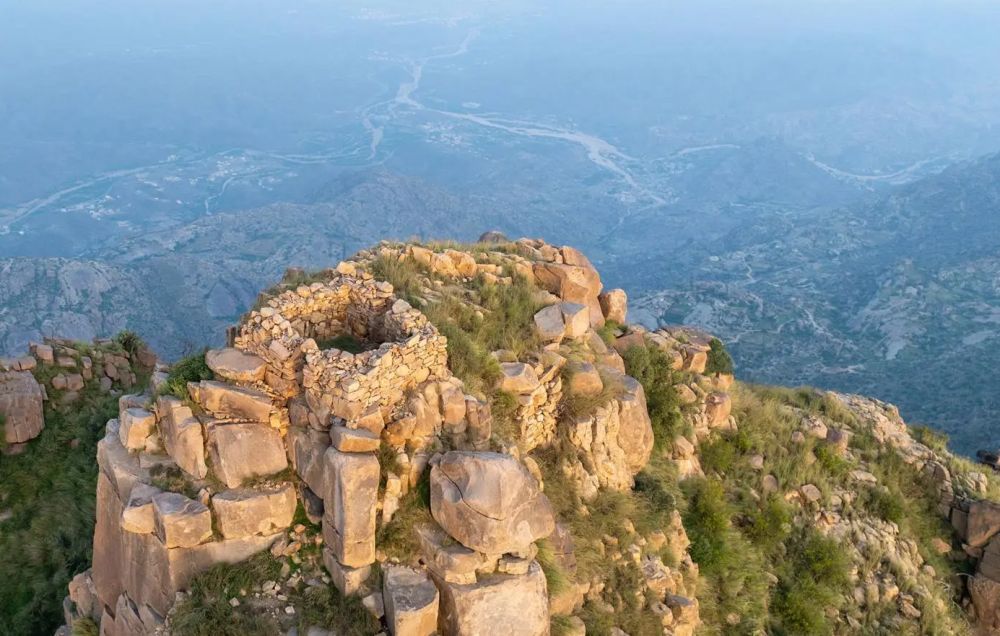 مصلّى جبل شدا الأعلى.. موقع جغرافي أثري يستهوي أهالي وزوار الباحة