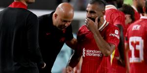 سلوت يتغنى بـ محمد صلاح بعد فوز ليفربول على بورنموث - أرض المملكة