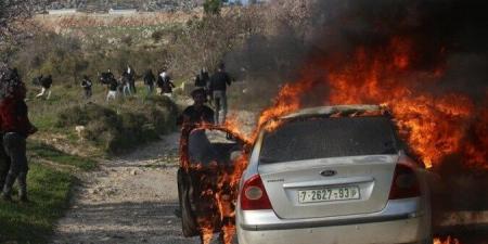 بحماية قوات الاحتلال.. مستوطنون يحرقون مركبات ويهاجمون منازل فلسطينيين ومحلات تجارية - أرض المملكة