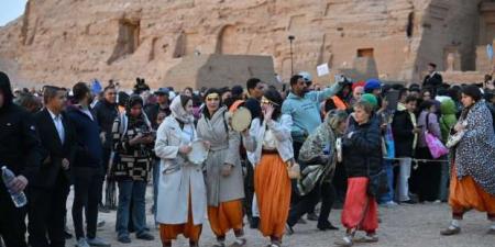 عروض فلكلورية لفرق مهرجان أسوان في أبو سمبل.. خلال تعامد الشمس على رمسيس الثاني  - أرض المملكة