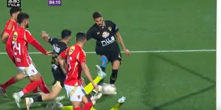 الدوري المصري الممتاز: محمود بنتايج يسجل هدف التعادل لنادي الزمالك في مرمى الأهلي في الدقيقة 83 - أرض المملكة