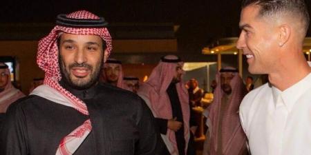 صورة تجمع كريستيانو رونالدو بالزي الوطني السعودي مع الأمير محمد بن سلمان و"الدون" يعلق - أرض المملكة