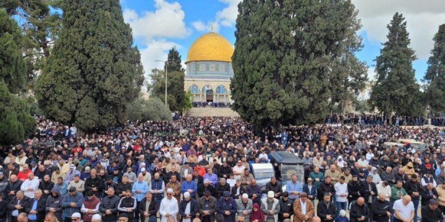 نحو 60 ألف فلسطيني يؤدون صلاة الجمعة في المسجد الأقصى - أرض المملكة