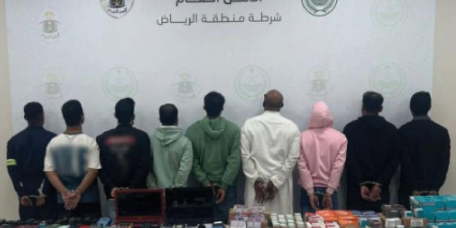 الرياض.. القبض على 9 أشخاص ارتكبوا 33 حادثة احتيال مالي - أرض المملكة