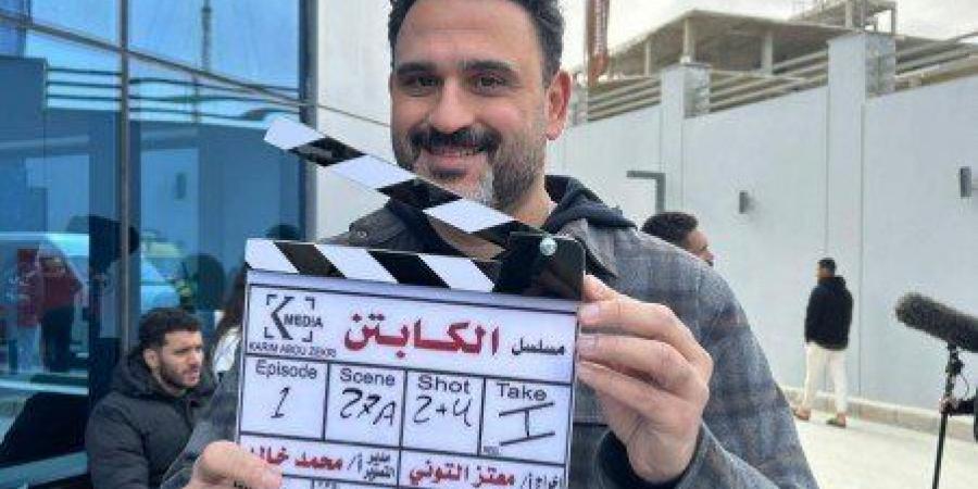 النجم أكرم حسني في مهمة صعبة.. «الكابتن» بين الكوميديا والدراما - أرض المملكة