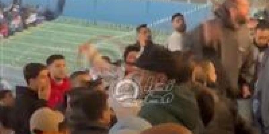 بعد الهزيمة أمام بيراميدز.. جماهير الزمالك تعتدي على حسين لبيب رئيس النادي بألفاظ خارجة| فيديو - أرض المملكة