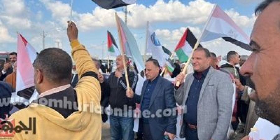 آلاف الحشود يتظاهرون أمام معبر رفح لرفض مخطط تهجير الفلسطينيين - أرض المملكة