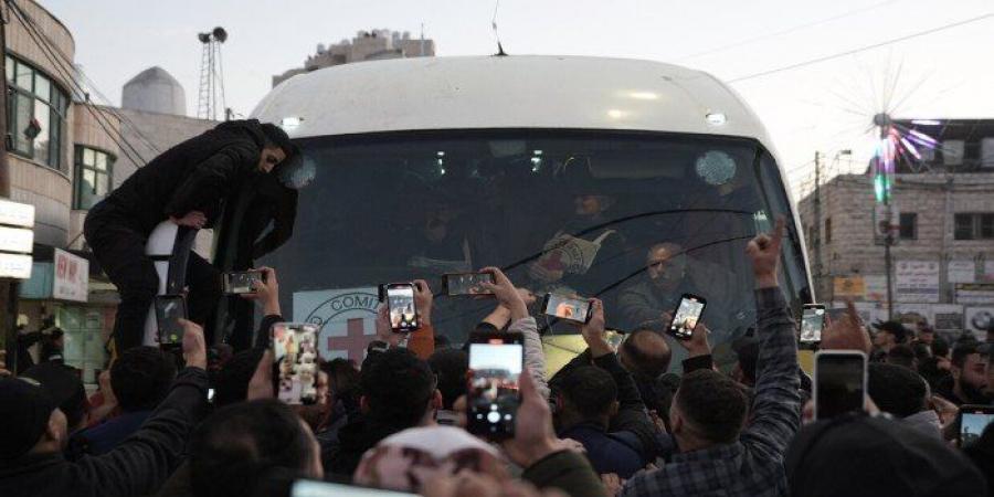 بدء الإفراج عن الأسرى الفلسطينيين ضمن المرحلة الرابعة من صفقة "طوفان الأحرار".. فيديو - أرض المملكة