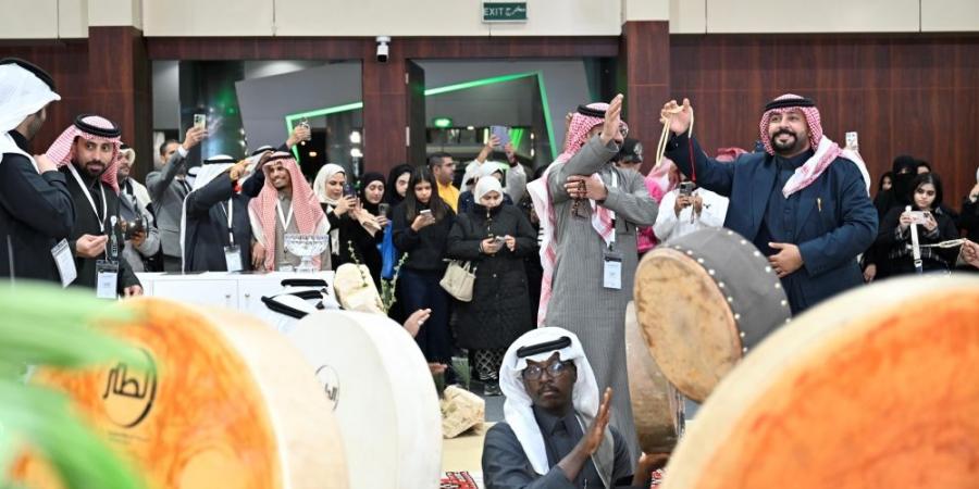 شاهد| زوار معرض "SNP Expo2" بالكويت يشاركون في العرضة السعودية - أرض المملكة