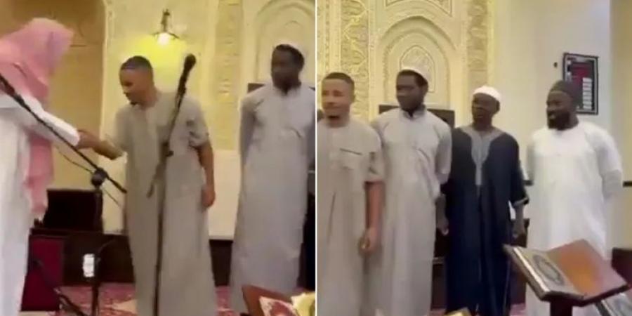 شاهد.. ساديو ماني نجم النصر السعودي يشارك في اعتناق شخص للإسلام - أرض المملكة