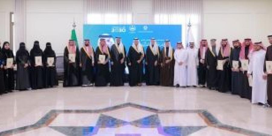 أمير الشرقية يتسلم التقرير الختامي لمنتدى حفر الباطن للاستثمار 2025 - أرض المملكة