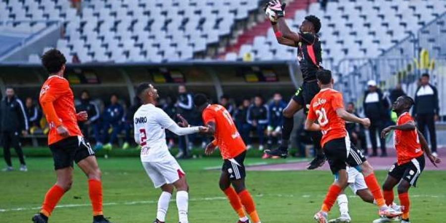 عمرو ناصر يحصل على جائزة أفضل لاعب في مباراة الزمالك وفاركو - أرض المملكة